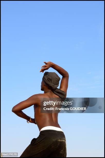 Performance sur la plage en mars 2008 à Toubab Dialo, Sénégal.