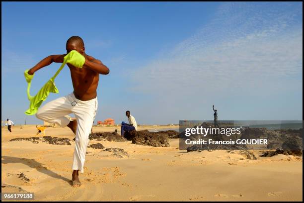 Performance sur la plage en mars 2008 à Toubab Dialo, Sénégal.