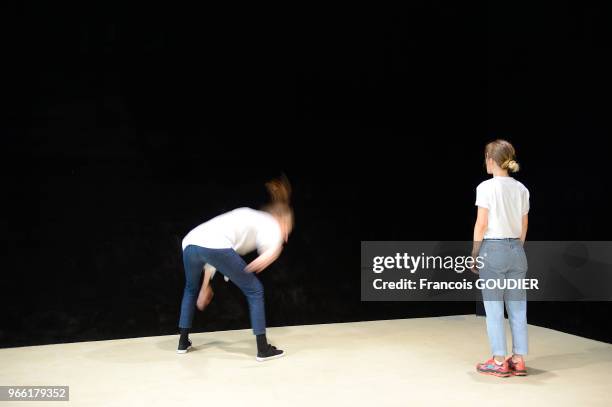 Performance sur le stand de la Galerie Dawid Radziszewski de Varsovie à la Messe de Art Basel, le 15 juin 2017 à Bâle, Suisse.