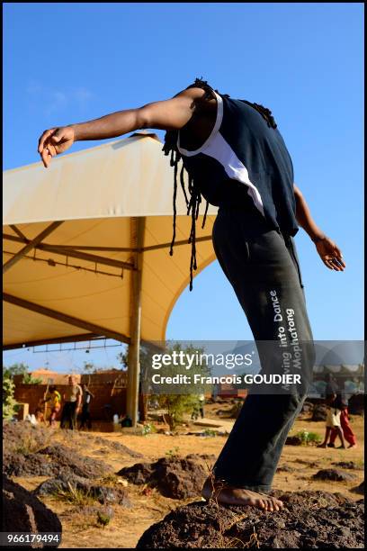 Répétition devant la Salle Aloopho en mars 2008 à Toubab Dialo, Sénégal.