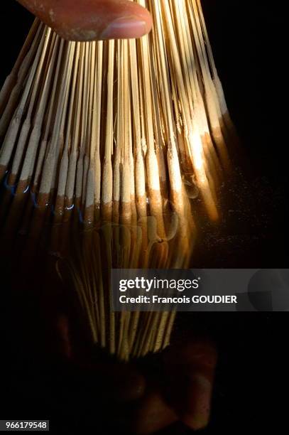 Fixage de la poudre d'encens dans un atelier de fabrication dans les environs de Duc Linh le 15 juin 2006, Vietnam.