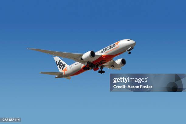 jet star dreamliner 787 aircraft in flight - aircraft planes aaron foster stock pictures, royalty-free photos & images