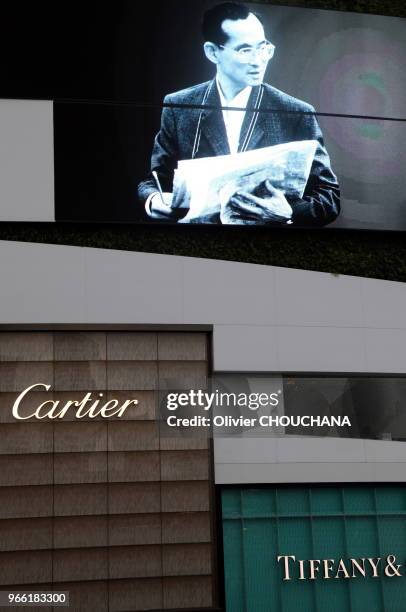 Cartier et Tiffany & Co. Rendent hommage au Roi de Thailande en affichant une photo sur sa façade dans la rue le 17 octobre 2016, Bangkok, Thailande.