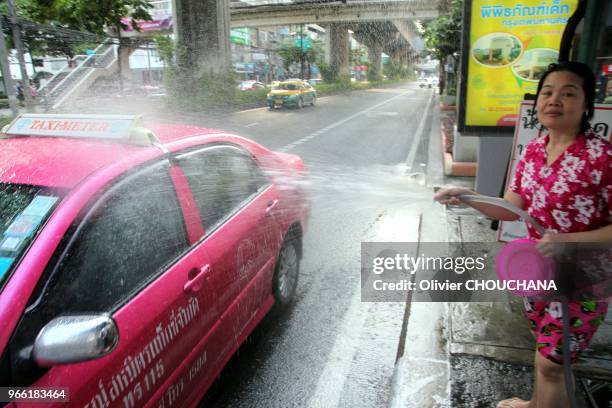 Jeunes thaïlandais célébrant le nouvel an bouddhique appelé aussi Songkran dans les rues de Bangkok le 16 avril 2016, Bangkok Thaïlande. Durant 3...