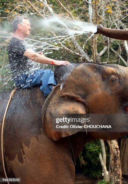 Touristes etrangers participant a une activite pour apprendre les bases du metier de Mahout au sein d' Anantara Elephant Camp resort en plein...