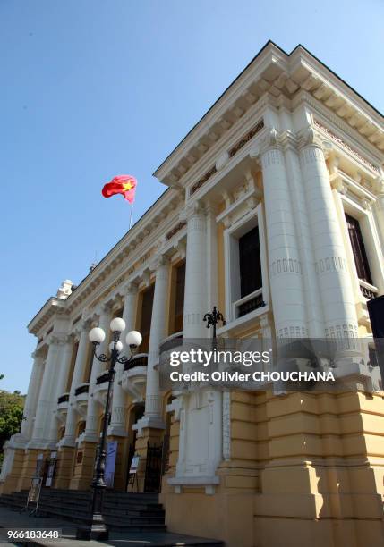 Opéra d'Hanoï avant le debut d'un spectacle le 26 novembre 2016, Vietnam. Inspiré de l'architecture de l'opéra Garnier de Paris, il est édifié sur...