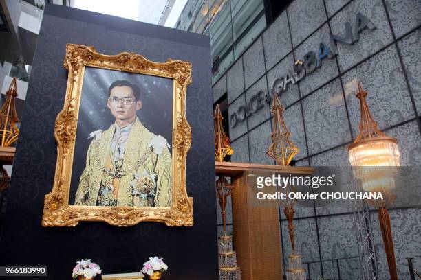 La boutique de mode de luxe Dolce & Gabbana Store rend hommage au Roi de Thailande en affichant une photo sur sa façade dans la rue le 17 octobre...