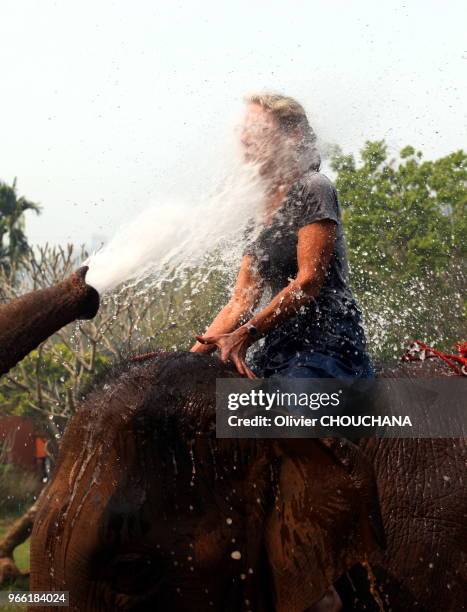 Touristes etrangers participant à une activite pour apprendre les bases du metier de Mahout au sein d' Anantara Elephant Camp resort en plein...