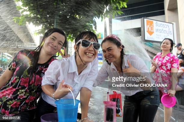 Jeunes thaïlandais célébrant le nouvel an bouddhique appelé aussi Songkran dans les rues de Bangkok le 16 avril 2016, Bangkok Thaïlande. Durant 3...