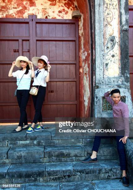 Touristes vietnamiens posant dans l'ancienne cité impériale de la ville de Hué, le 15 septembre 2016, Viêt-Nam. Hué est l'ancienne capitale impériale...