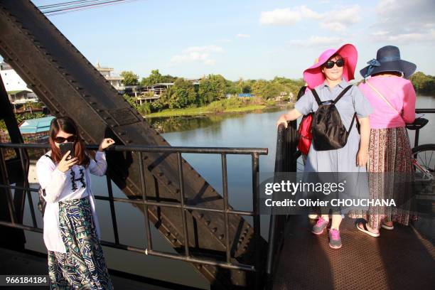 Touristes chinois visitant le celebre pont de la riviere Kwai a 3 heures de route de Bangkok le 16 Juin 2017, Kanchanaburi Thailande. Le pont de la...