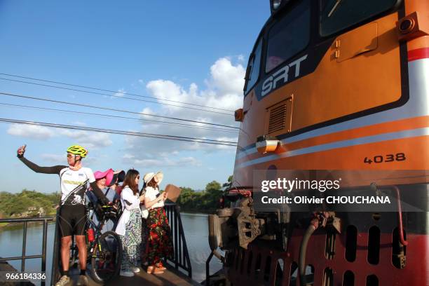 Touristes visitant le pont de la rivière Kwai, le 16 Juin 2017, Kanchanaburi, Thailande. Pont ferroviaire construit pendant la Seconde Guerre...