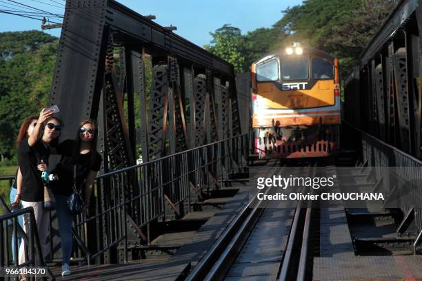Touristes asiatiques visitant le pont de la riviere Kwai le 16 Juin 2017, Kanchanaburi, Thailande. Pont ferroviaire construit pendant la Seconde...