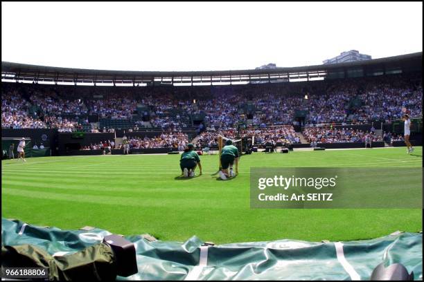 Wimbledon, un june 26, 2001 Lindsay Davenport hitting a forehand on court on her way to straight-set 1st round victory over Slovakia's Martina Sucha.