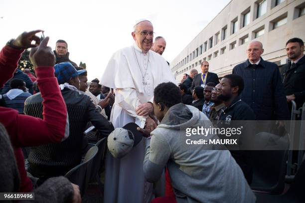 Le pape François a lavé jeudi les pieds de douze migrants de confession chrétienne, musulmane ou hindoue lors de la messe du Jeudi Saint précédent...