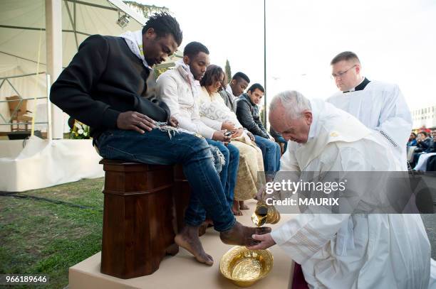 Le pape François a lavé jeudi les pieds de douze migrants de confession chrétienne, musulmane ou hindoue lors de la messe du Jeudi Saint précédent...