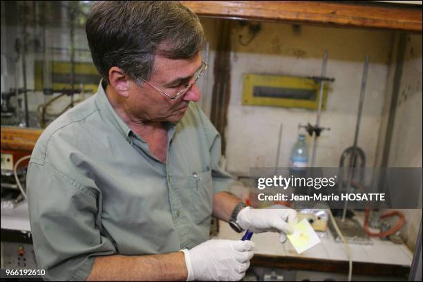 Here, he shows the detection of urea nitrate, a explosive easy to make and frequently used for terrorist bombings, but difficult to detect. The...