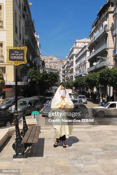 Femme algéroise portant une tenue traditionnelle le 'haik', étoffe symbole de pureté, dans une rue, le 21 mars 2013, à Alger, Algérie.