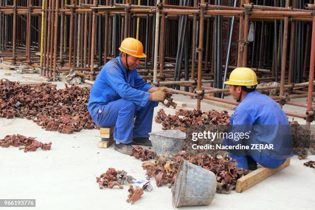 Travailleurs chinois sur le chantier de construction de la future troisième plus grande mosquée du monde par une entreprise chinoise le 14 juin 2015,...