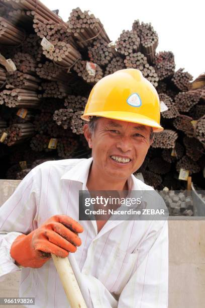 Travailleurs chinois sur le chantier de construction de la future troisième plus grande mosquée du monde par une entreprise chinoise le 14 juin 2015,...