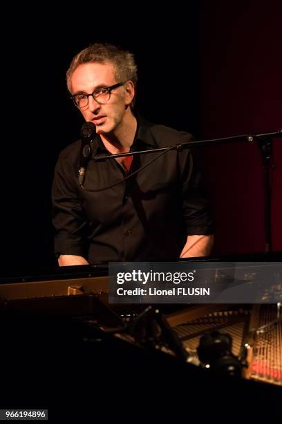 Le chanteur Vincent Delerm en concert au festival 'Voix de Fête' le 14 mars 2015 à Genève, Suisse.