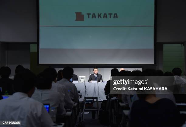 Le PDG Shigehisa Takada, president et CEO de Takata Corp et ses dirigeants ont présenté leurs excuses devant les actionnaires suite aux airbags...