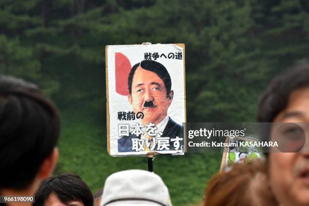 Plus de 100 000 personnes ont entouré le bâtiment du parlement japonais pour protester contre l'administration de Shinzo Abe, le 30 août 2015 à...