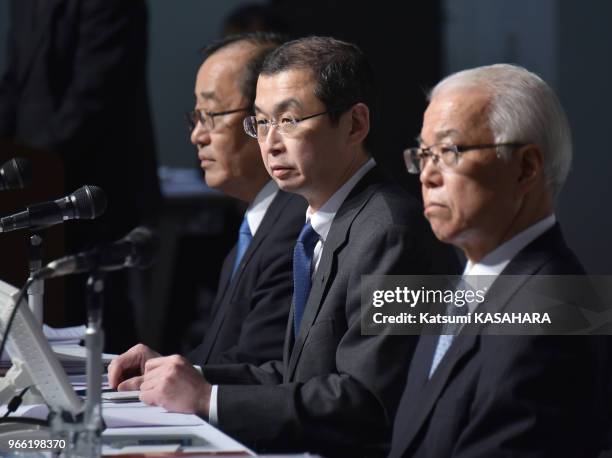 Le PDG Shigehisa Takada, president et CEO de Takata Corp et ses dirigeants ont présenté leurs excuses devant les actionnaires suite aux airbags...