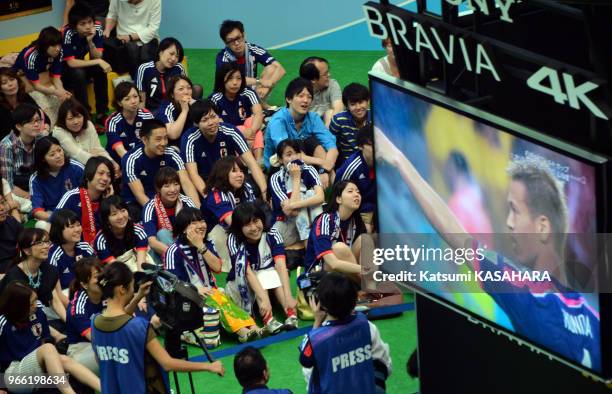 Supporteurs de l'équipe de football du Japon regardant sur un écran géant le match de phase de poule de la coupe du monde entre le Japon et la Cote...