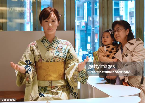 Un robot humanoïde appelé Aiko Chihira et produit par Toshiba, donne des informations à un bureau de réception du magasin Mitsukoshi lors de sa...