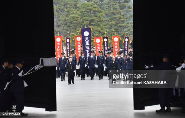 Ouverture de la porte d'entrée principale du palais impérial pour la célébration du 82ème anniversaire de l'empereur du Japon le 23 décembre 2015,...