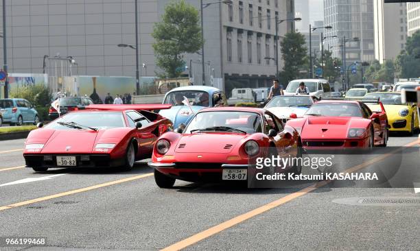 Les voitures Lamborghini Countach, Corvette, Ferrari F40 parmi les 70 véhicules défilant lors de la célébration de 60ème anniversaire du salon...