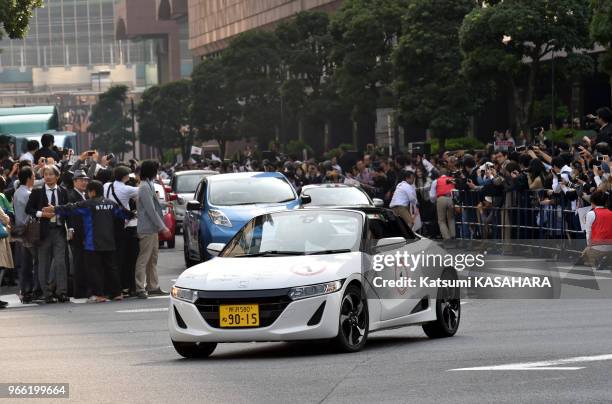 La Honda S660 sur la principale rue de la capitale japonaise, conduite par le PDG de Honda Fumihiko Ike à la tête de 70 voitures lors de la...