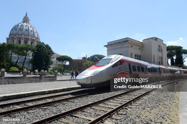 Le pape Francois a accueilli 250 enfants le 23 juin 2013 qui sont arrives en train a la gare du Vatican. Un train d'enfants a voyage de Milan jusqu'a...