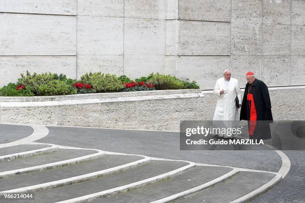 Le pape François accompagné du cardinal Angelo Sodano arrive dans la salle du synode au Vatican le 12 Février 2015 pour participer à un consistoire...