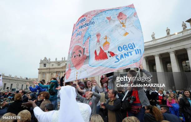 Cérémonie de canonisation des papes Jean-Paul II et Jean XXIII celebrée par le pape François en présence de Benoit XVI, le 28 avril 2014 sur la place...