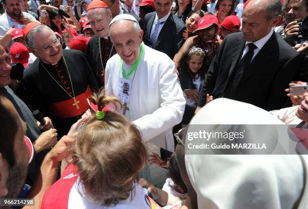 Le pape Francois a accueilli 250 enfants le 23 juin 2013 qui sont arrives en train a la gare du Vatican. Un train d'enfants a voyage de Milan jusqu'a...
