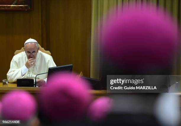 Le pape François a conclu le 18 octobre 2014 au Vatican un synode historique sur la famille, demandant aux évêques de trouver des solutions ouvertes...