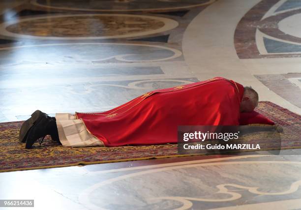 Le pape Francois a célébré la messe de la passion du Christ le vendredi saint dans la basilique Saint Pierre le 18 avril 2014 au Vatican. Au début de...