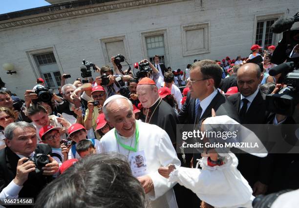 Le pape Francois a accueilli 250 enfants le 23 juin 2013 qui sont arrives en train a la gare du Vatican. Un train d'enfants a voyage de Milan jusqu'a...