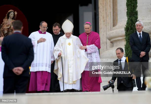 Cérémonie de canonisation des papes Jean-Paul II et Jean XXIII celebrée par le pape François en présence de Benoit XVI, le 28 avril 2014 sur la place...