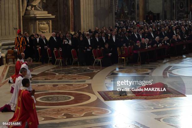 Le pape Francois a célébré la messe de la passion du Christ le vendredi saint dans la basilique Saint Pierre le 18 avril 2014 au Vatican. Au début de...