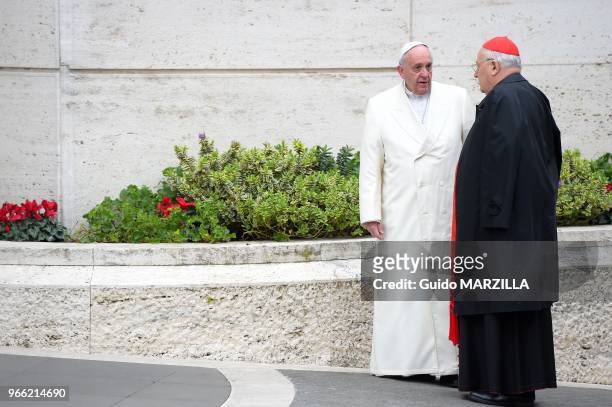 Le pape François accompagné du cardinal Angelo Sodano arrive dans la salle du synode au Vatican le 12 Février 2015 pour participer à un consistoire...