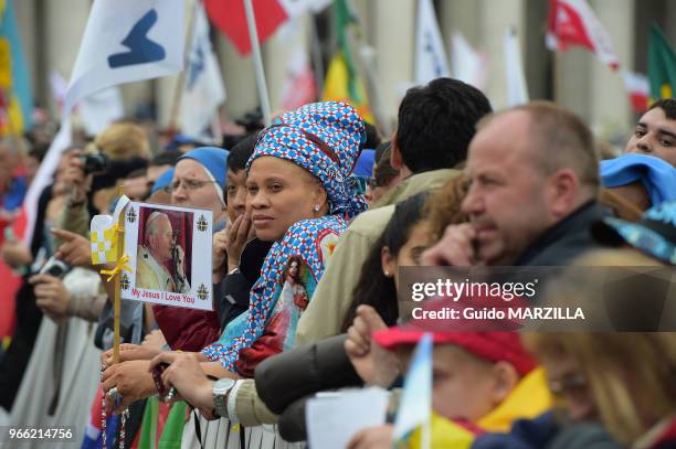 Cérémonie de canonisation des papes Jean-Paul II et Jean XXIII celebrée par le pape François en présence de Benoit XVI, le 28 avril 2014 sur la place...