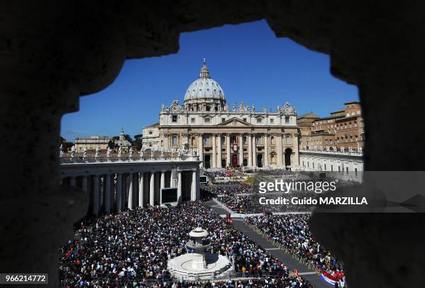 Le pape François célèbre la messe de Pâques sur la place Saint Pierre le 20 avril 2014 au Vatican.