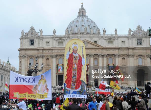 Cérémonie de canonisation des papes Jean-Paul II et Jean XXIII celebrée par le pape François en présence de Benoit XVI, le 28 avril 2014 sur la place...