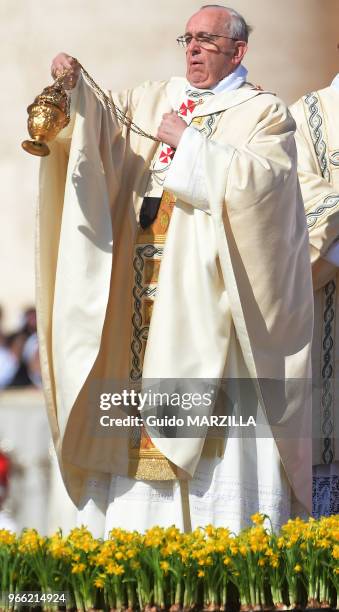 Le pape François célèbre la messe de Pâques sur la place Saint Pierre le 20 avril 2014 au Vatican.