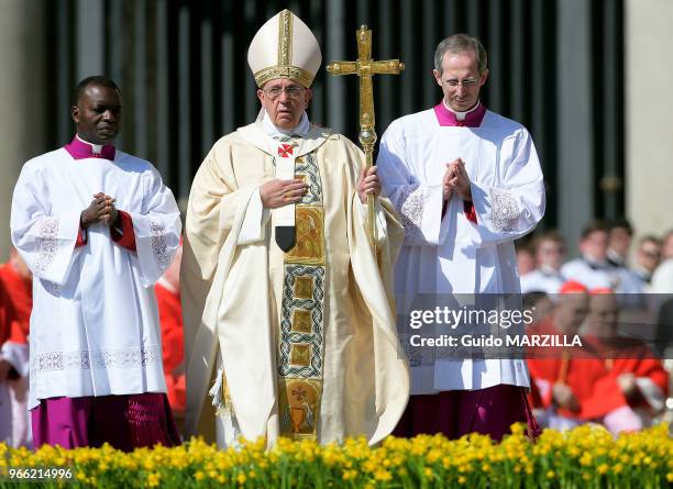 Le pape François célèbre la messe de Pâques sur la place Saint Pierre le 20 avril 2014 au Vatican.