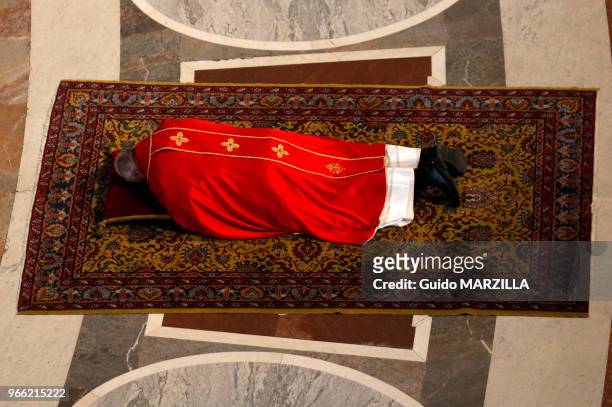 Le pape Francois a célébré la messe de la passion du Christ le vendredi saint dans la basilique Saint Pierre le 18 avril 2014 au Vatican. Au début de...