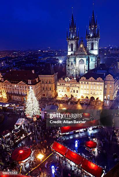 towers and christmas market - týnkerk stockfoto's en -beelden